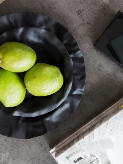 Betonoptik Tischplatte Betonoptik Tischplatte mit Obstschale und Mango