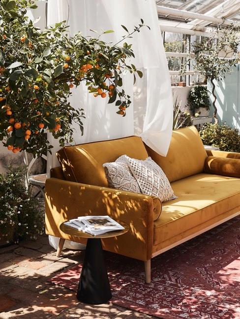 Wohnzimmer Sofa Senffarbenes Wohnzimmer Sofa mit Deko