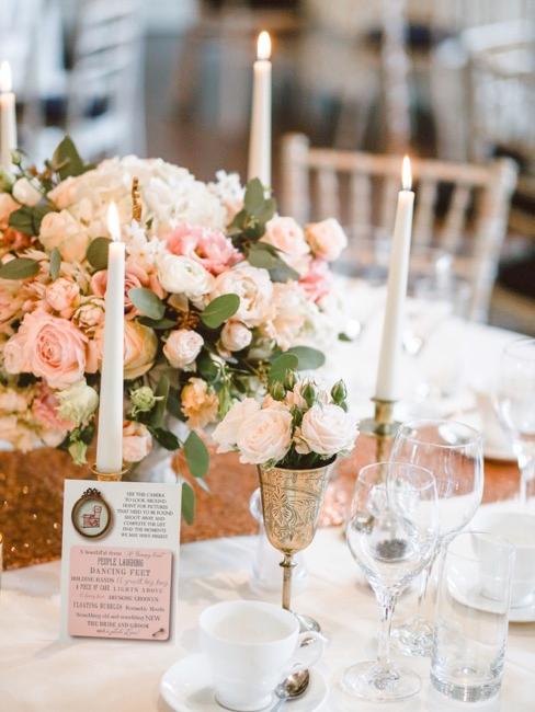 Dekorierte Hochzeitstisch mit Menükarte