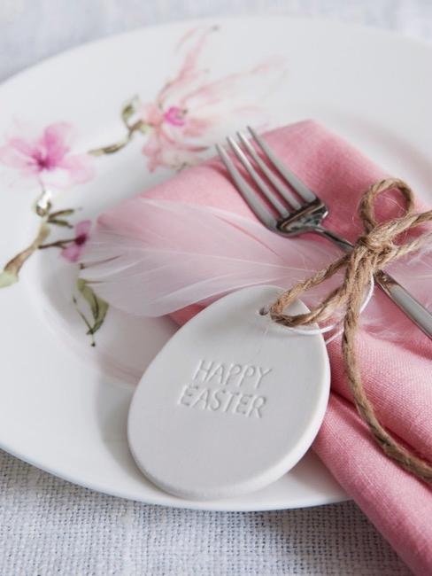 Close-up paastafel met decoratief ei