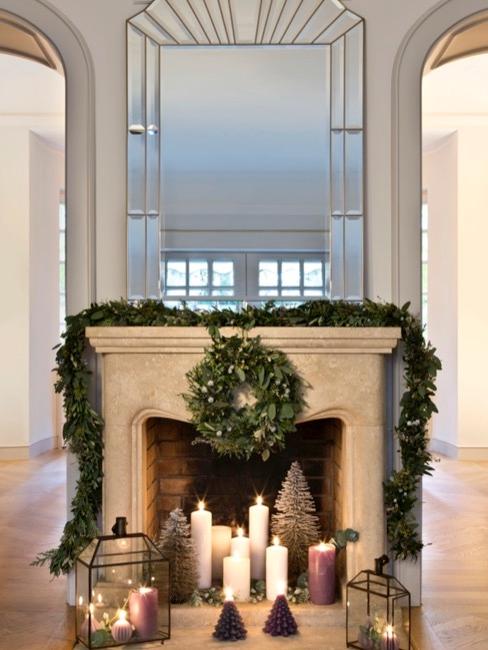 Weihnachtsgirlande Geschmückter Kamin mit Weihnachtsgirlande aus Tanne darüber
