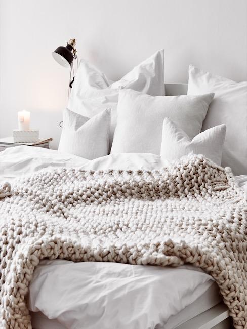 dormitorios-modernos-banner Cama blanca con cubrecamas de lana color crema y lámpara de pared
