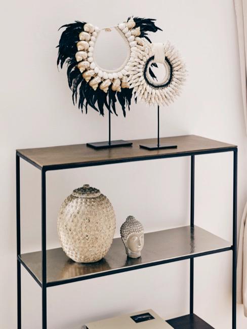 Estantería con Buda decorativo y elementos asiáticos