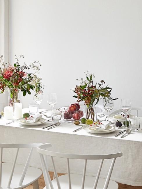 Herfst decoratie op eettafel met takken en bessen