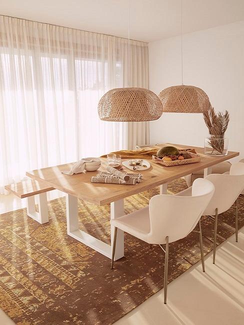 Alfombra oriental en tonos dorados en el comedor de la casa