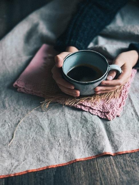 Ontspanningsoefeningen Vrouw met een kop thee in de hand
