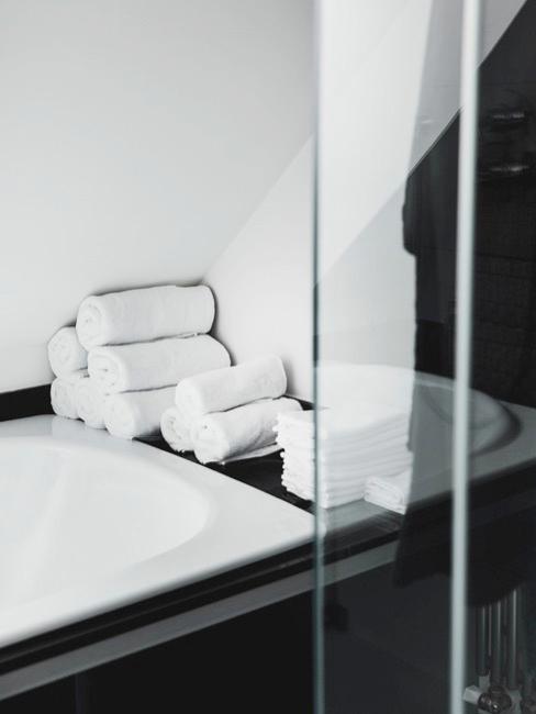 Home spa Close-up bad in de badkamer voor een home spa in zwart-wit