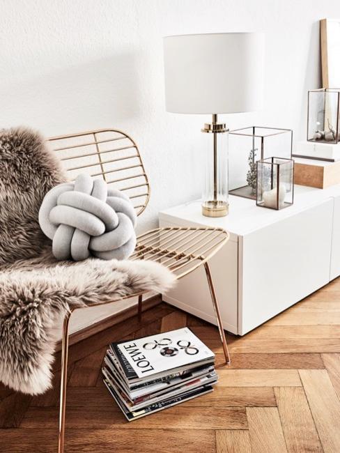 Knoopkussen Knoopkussen op trendy bank met teddy fur kleed en tijdschriften