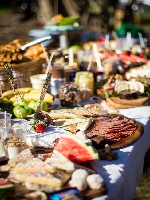 Outdoor Buffet auf langem Tisch