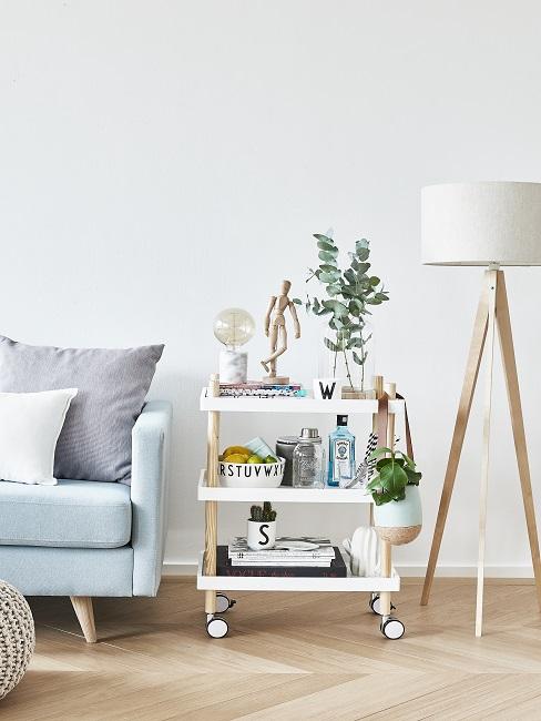 Skandinavische Deko Kleiner Barwagen neben einem Sofa und einer Stehleuchte mit ganz viel Deko im skandinavischen Stil