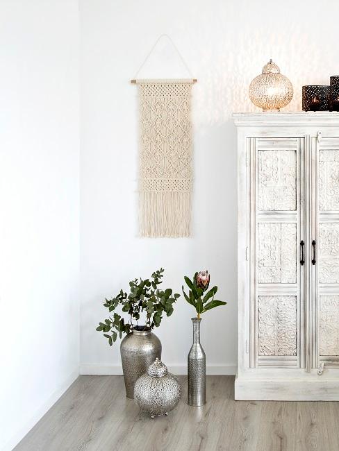 Makramee Makramee Wandbehang hängt im Schlafzimmer an der Wand.