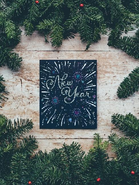 New Year Karte in Schwarz auf einem Holztisch