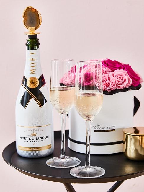 Beistelltisch mit Sekt und einer Rosenbox