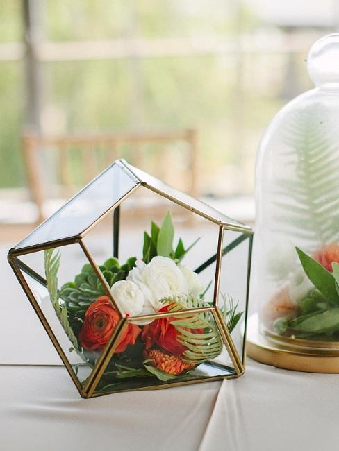 Zwei verschiedene Varianten an Blumendeko im Glas auf einem Tisch liegend