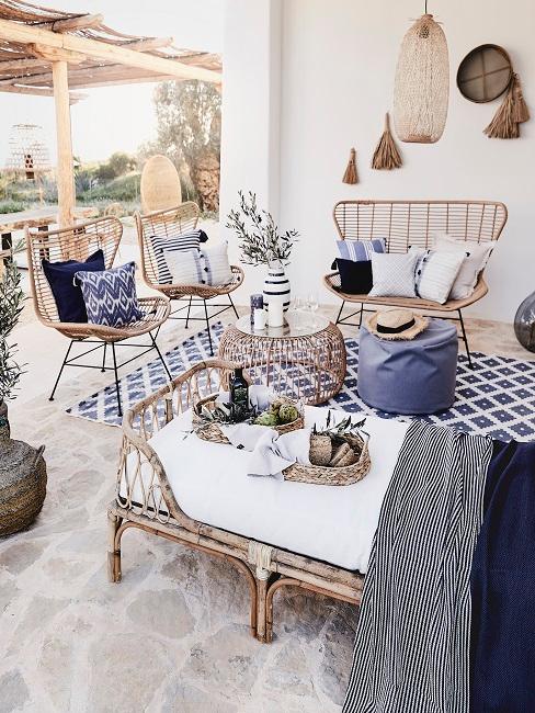 Ibiza Style blau-weiße Deko und Möbel aus Naturmaterial