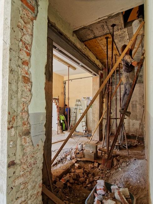 Handwerker beim Renovieren und Wanddurchbruch.