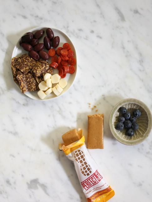 superfood-desayuno Boles con arándanos y superfood con una barra de crema de cacahuete