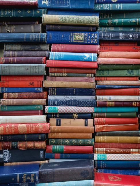 Tres pilas de libros antiguos amontonados