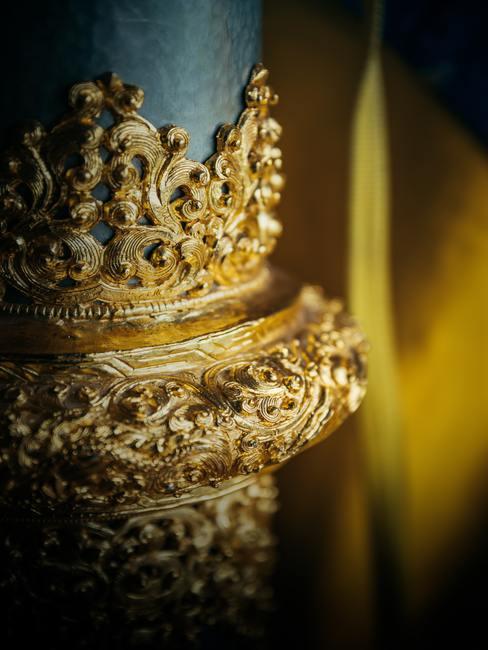 Pieza decorativa dorada en forma de corona