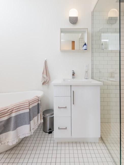 muebles-de-baño-a-medida-banner Cuarto de baño en tonos blancos con azulejos blancos en el suelo