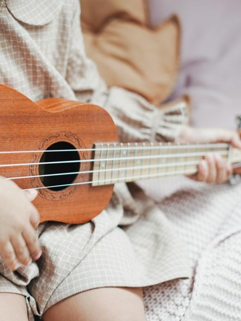 musica-relajante-para-ninos-banner niña tocando la guitarra