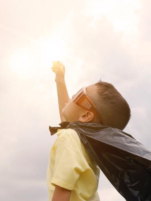 juegos-para-ninos-banner niño creyendo ser un super heroe