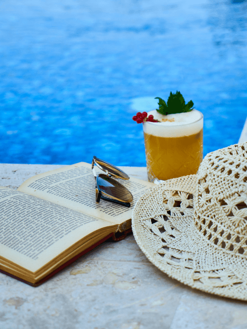 casa-con-piscina-banner piscina con sombrero y libro