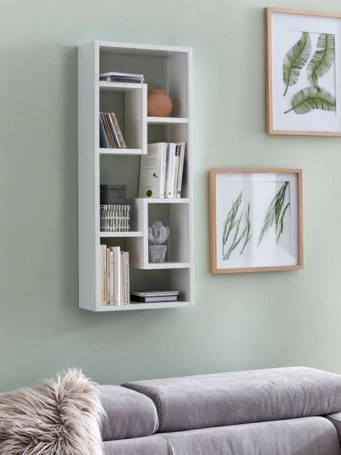 como-colocar-estantes-banner estanteria de pared blanca en salon