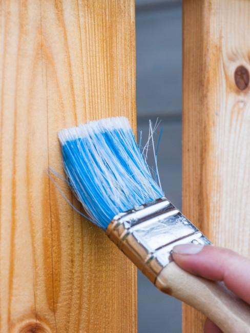barnizar-madera-banner pincel barnizando madera