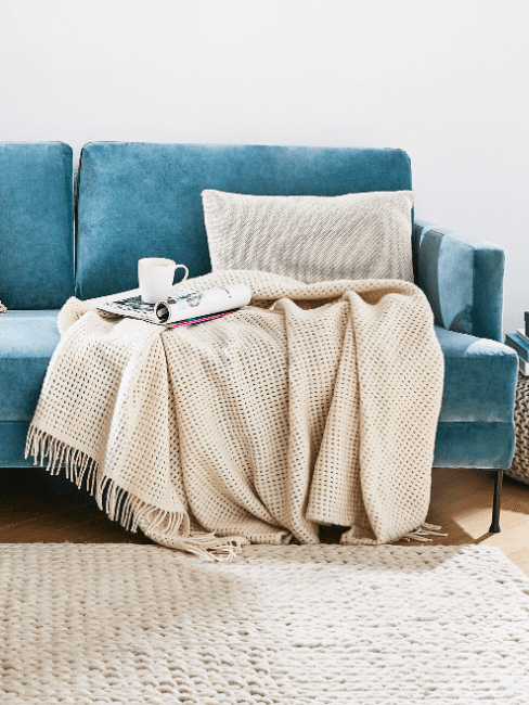Turchese colore divano turchese e coperta panna