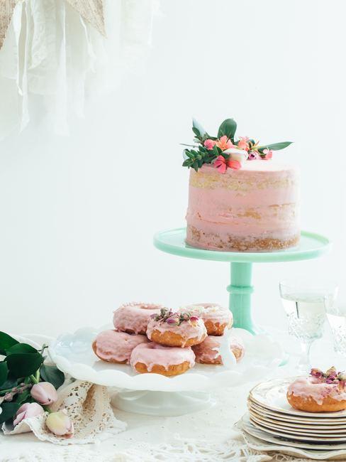 roze taart en donuts op plate