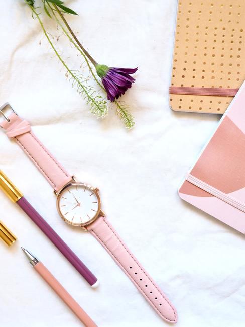 moederdag cadeau knutselen moederdag cadeau knutselen witte marmere tafel met roze accessoires