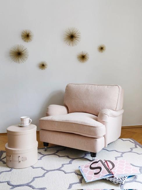 Color champagne Soggiorno con poltrona color champagne stelle dorate sul muro