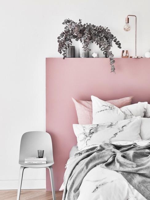 Tête de lit rose Tête de lit rose avec chaise gris et plante verte