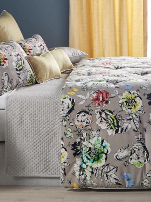 Logeerkamer Logeerkamer met bed, bijzettafel en bloemen
