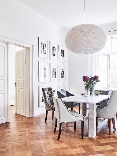 Lampade a sospensione Sala da pranzo con lampada a sospensione e tavolo bianco con sedie di vari colori neutri
