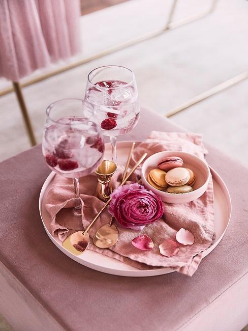 Himbeer Cocktail auf rosa Tablett mit Macarons