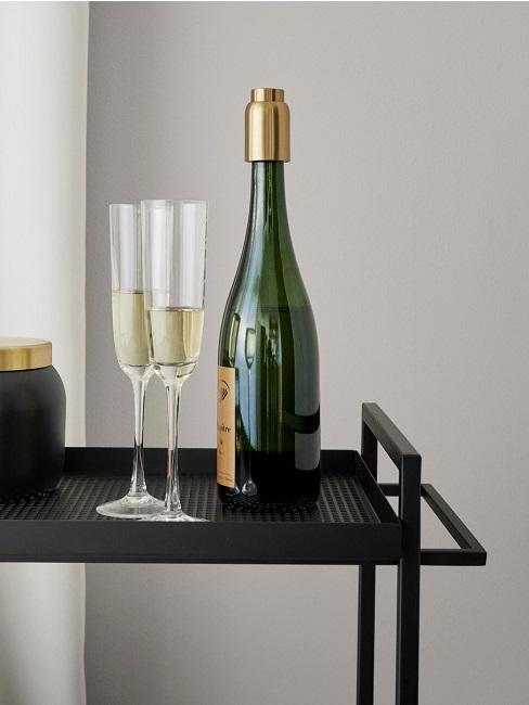Flaschenverschluss Servierwagen mit einer Flasche, die mit einem Flaschenverschluss verschlossen ist, und 2 Sektgläsern
