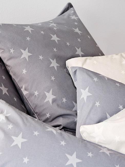 Bettwäsche mit Sternen im Schlafzimmer auf dem Bett