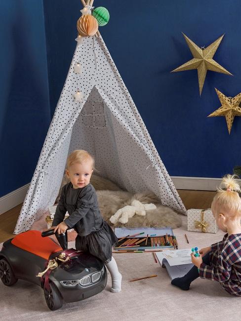 Geschwisterzimmer Zwei Kinder beim Spielen vor einem Spielzelt
