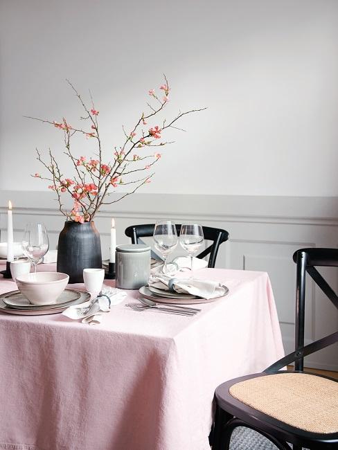 Fiori di ciliegio Tavola con tovaglia rosa e vaso con fiori di ciliegio