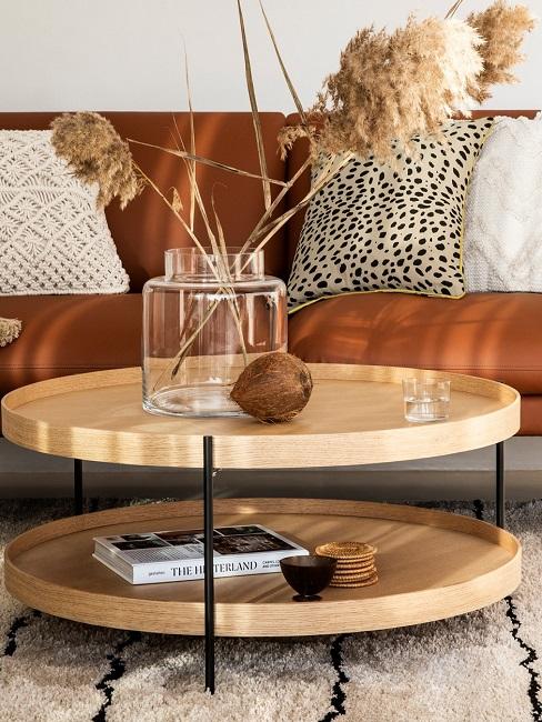 Canapé en cuir orange avec table d'appoint en bois clair et coussin décoratif