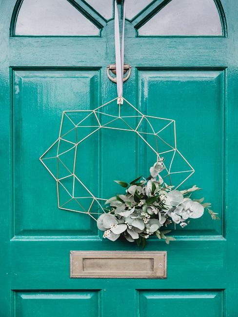 Decorar una casa de ciudad Puerta de entrada a la casa en color verde turquesa