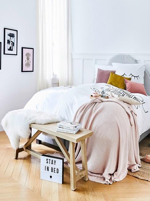 Lightbox in front of bed with pink decoration
