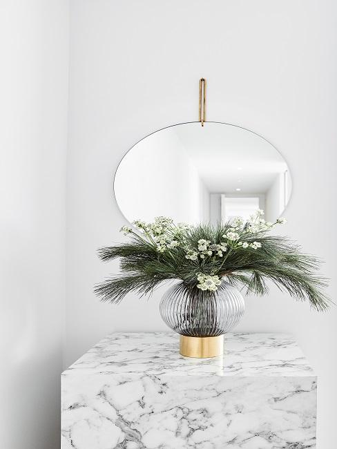 Transparent-goldene Vase auf Marmortisch