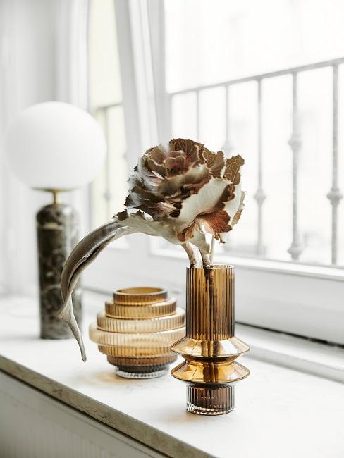 bunte vasen Bunte Vase mit Blume auf einem Fensterbrett