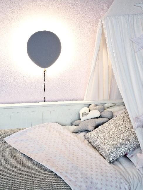 Nachtlicht Kinder Kinderbett in Pastell mit einem Nachtlicht in Luftballoon-Form darüber