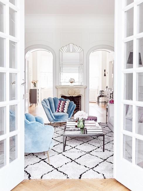Schöne Zimmer Banner Schönes Zimmer mit blauen Sesseln, Couchtisch und kariertem Teppich