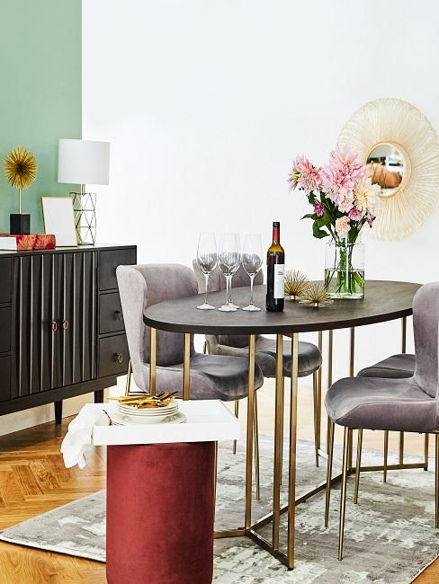 Esszimmer dekorieren Banner Esszimmer dekorieren mit Blumen und Gläsern