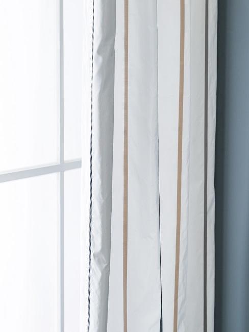 Helles Fenster mit hellen Vorhängen